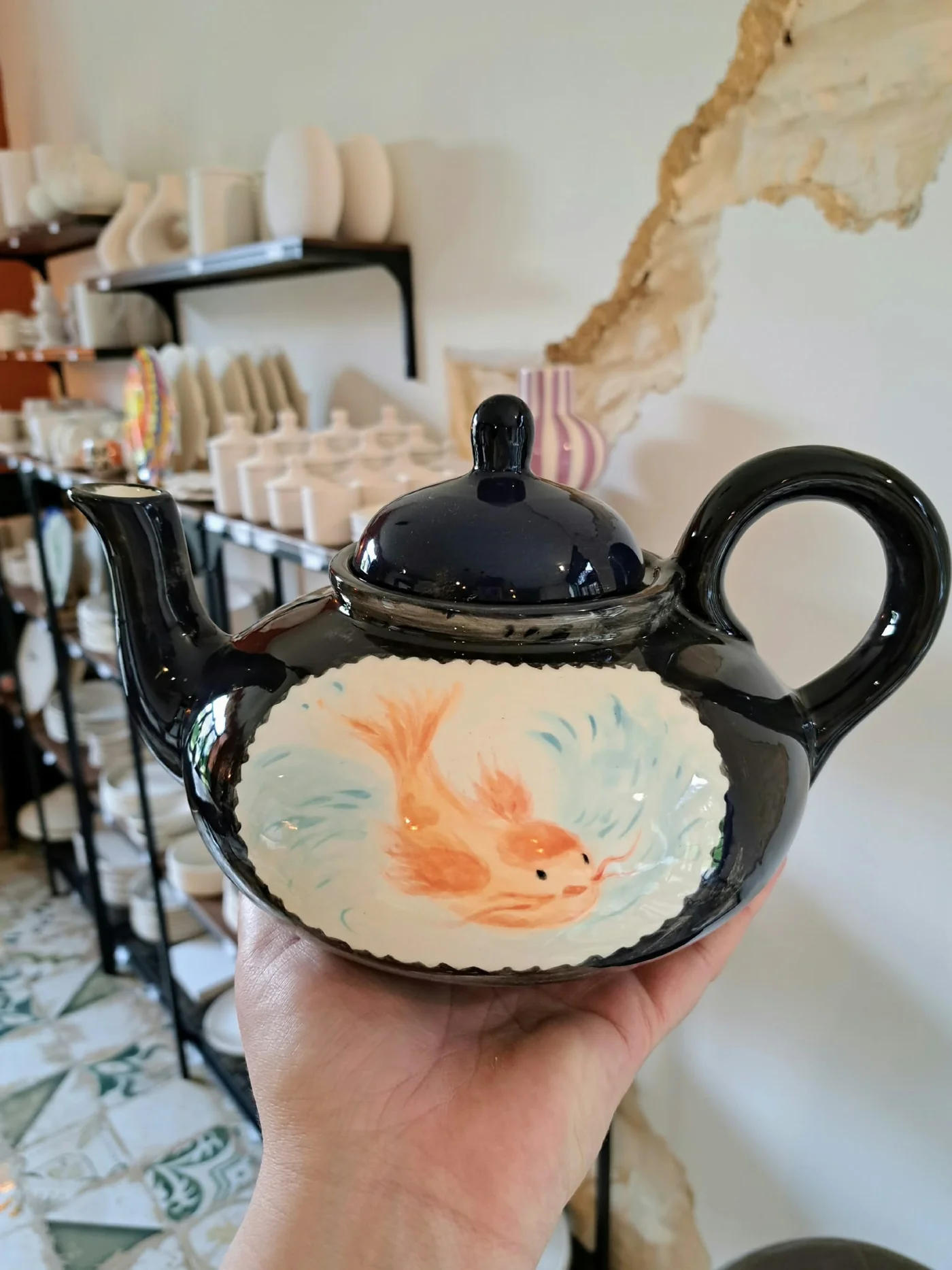 Théière noire décorée d’un poisson peint à la main