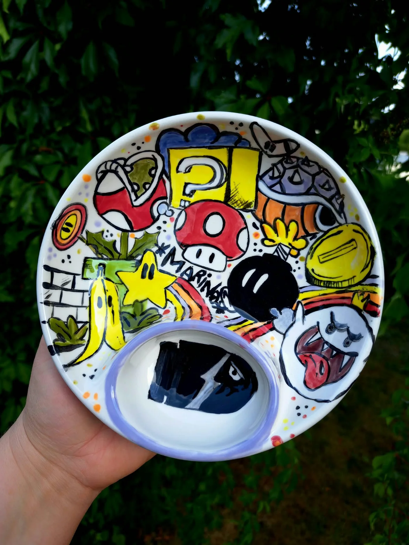 Assiette en céramique décorée de motifs colorés inspirés d’un jeu vidéo