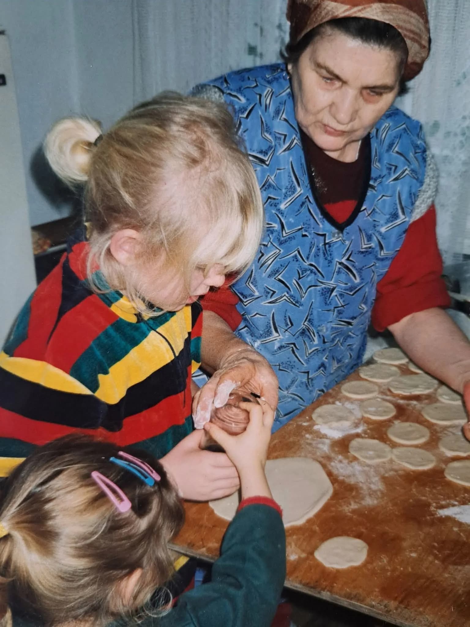 Cuisine en famille : enfants préparant la pâte avec une adulte