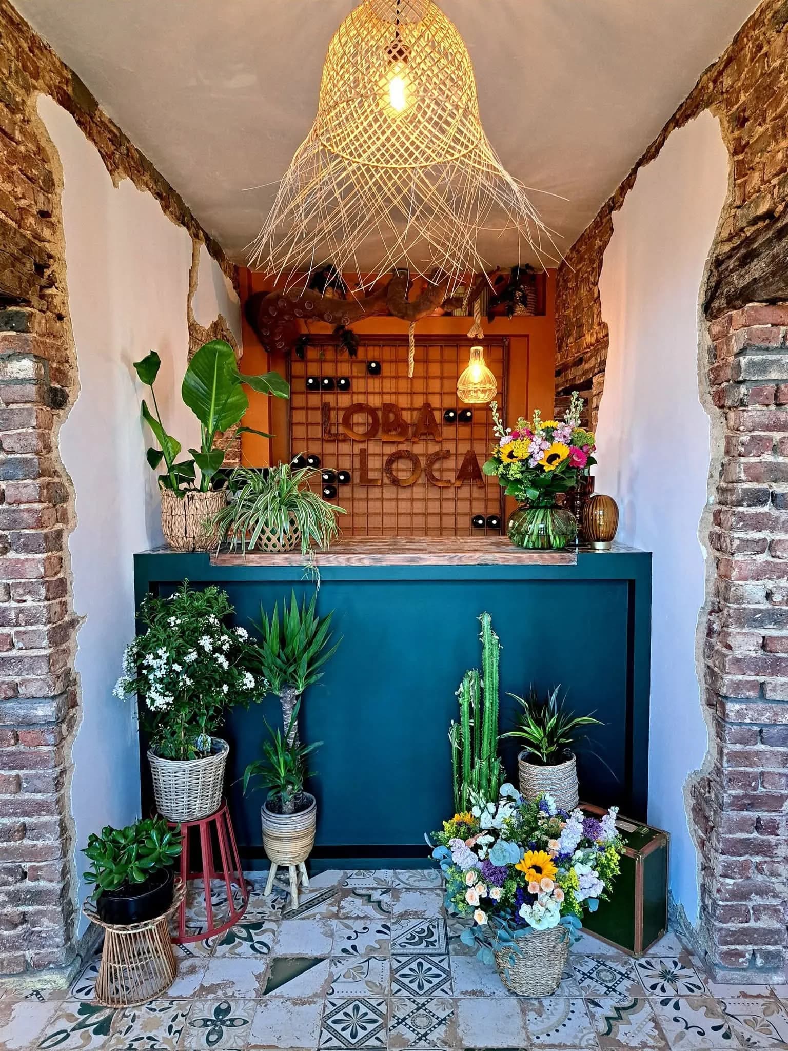 Comptoir végétal et coloré du restaurant Loba Loca