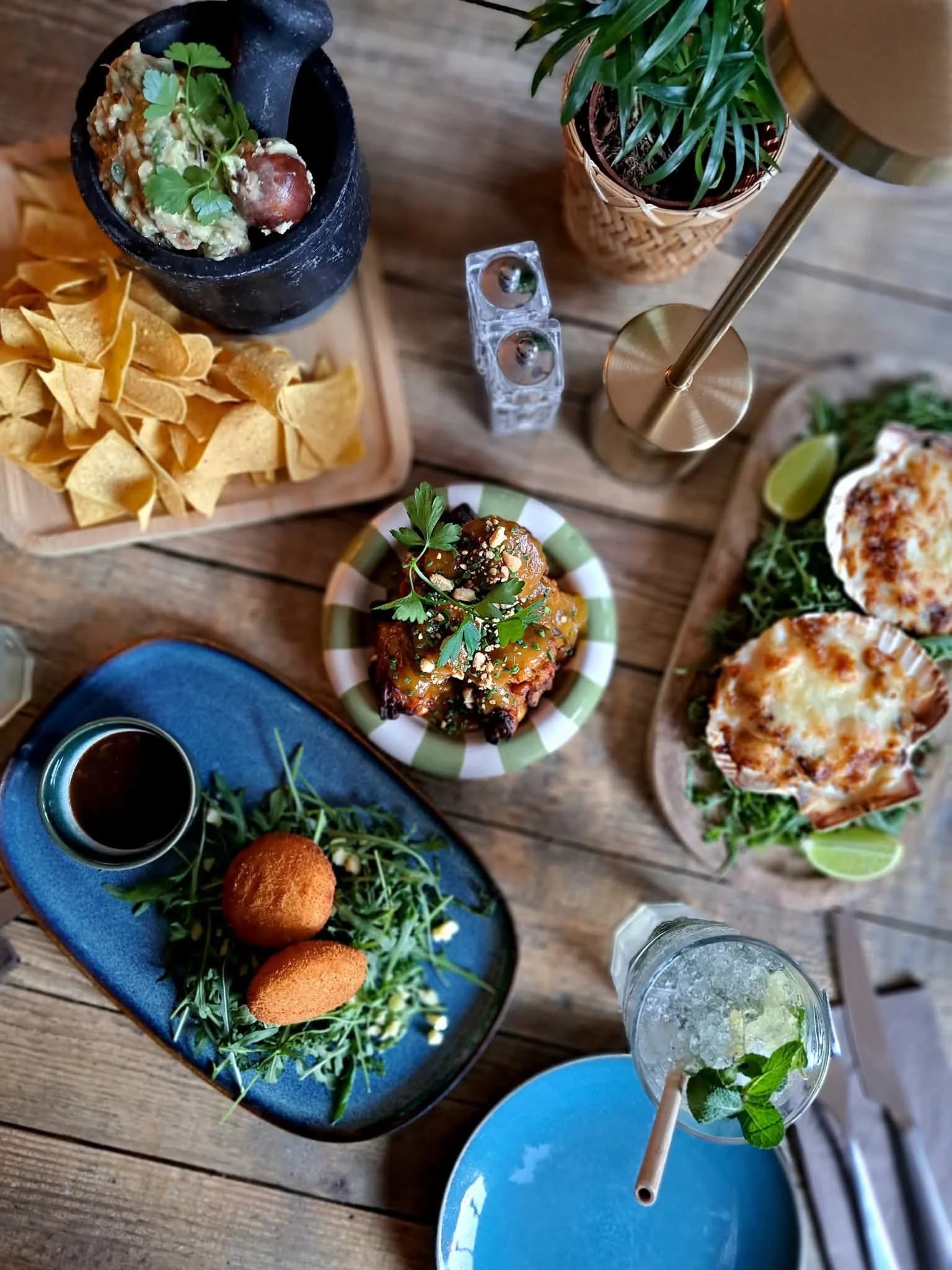 Table généreuse de tapas colorées